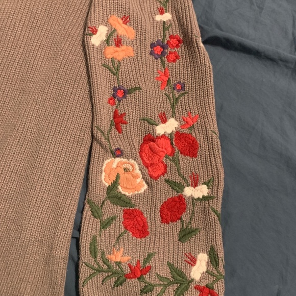 Sweaters - Picture 4 of 7